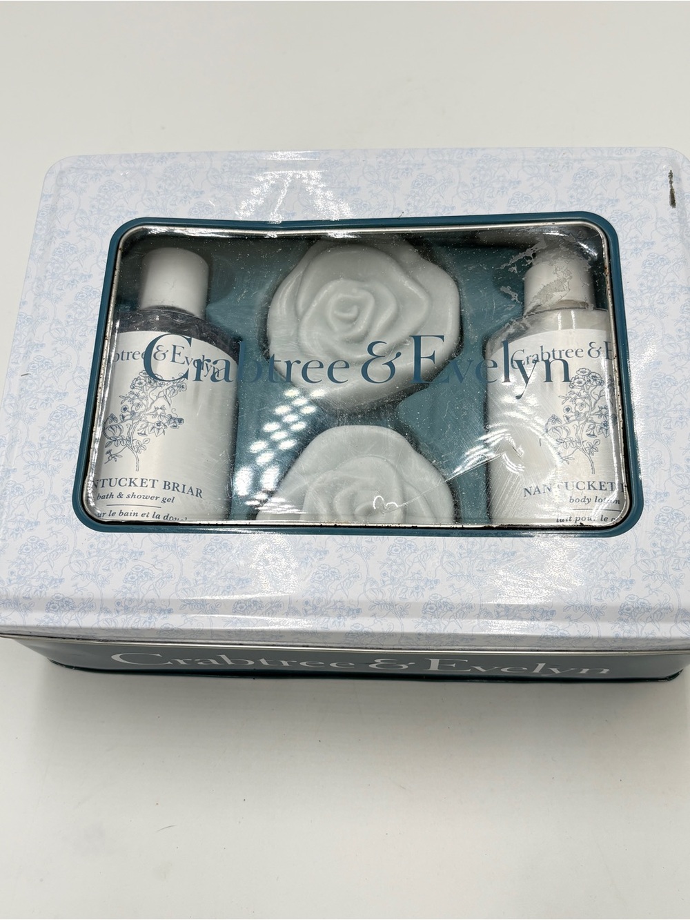 Crabtree & Evelyn Nantucket Briar Box Tin Holiday 4pc Set Soap Lotion Shower Gel